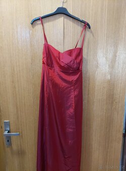 Dlouhé plesové šaty. - 4