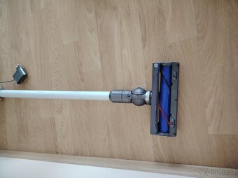 Tyčový vysavač Dyson V7 Cord Free - 4