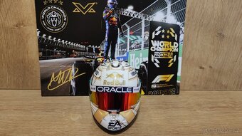 Max Verstappen - Majstrovská helma + podpis karta 1:4 - 4
