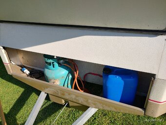 Karavan Dethleffs camper se stanem a zimní plachtou - 4