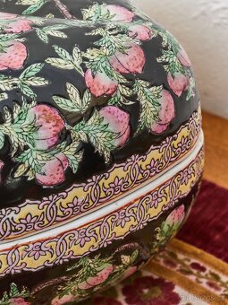 Porcelánová dóza ve tvaru broskve ve stylu famille-noire - 4