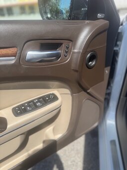 Lancia Thema-Chrysler 300 C - 4