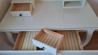 Toaletni stolek se zrcadlem a stolička IKEA - 4