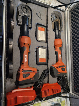 Použité 2 akumulátorové lisy Hilti - 4