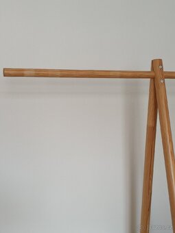 Vysoký dřevěný stojan na oblečení Karup Design - 4