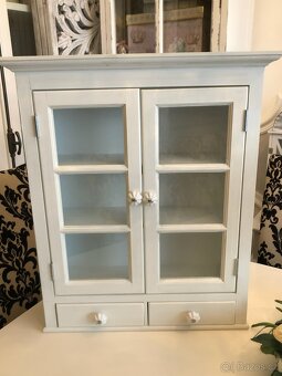 Závěsná skříňka na zeď v bílé barvě - 4