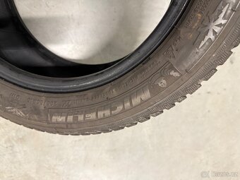 prodám zimní 205/55/16 Michelin - 4