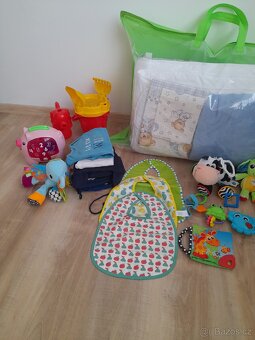 Prodám ložní set do postýlky, hračky a mix oblečení TOP STAV - 4