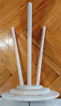 Květinový stolek na trojnožce.,, - 4