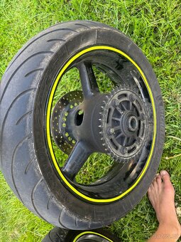 Predni a zadni kolo na Yamaha TDM 900 - 4