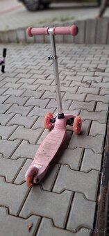 Růžová koloběžka- blikající kola - 4