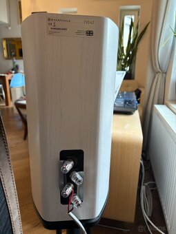 Wharfedale EVO 4.2 (bílá) + originální stojany Wharfedale - 4