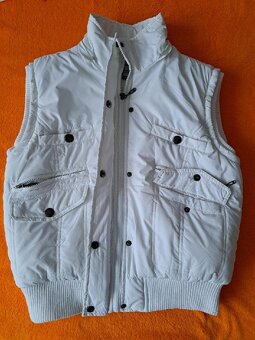 teplá vesta s odep. kapucí i kožešinou, vel. S zn. H-Fashion - 4