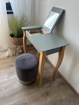 Toaletní stolek a židlička - 4