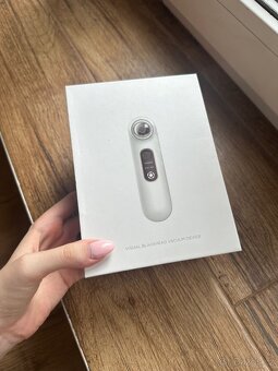 Vysavač na černé tečky a póry - 4