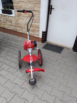 Strunový motorový vyžínač na kolech - 4