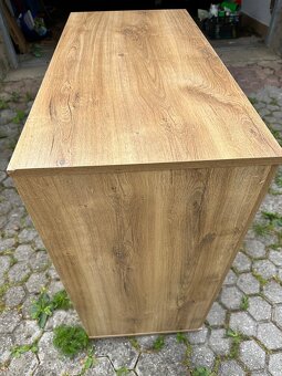 Komoda dvoubarevná bílá / dub, 4 šuplíky + 1 dvířka - 4