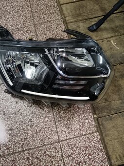 Právě přední světlo Dacia Duster - 4