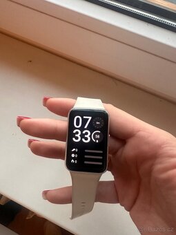 Chytrý náramek Samsung Galaxy fit 3 střilbrno bílý - 4