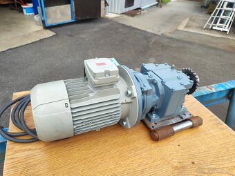 elektromotor s převodovkou + frekvenční měnič - 4