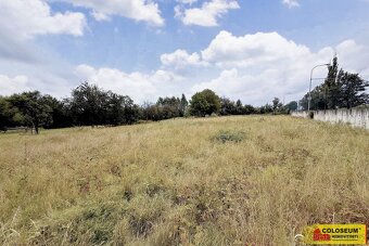 Sebranice - zahrada, příjezdová asfaltová komunikace, oploce - 4