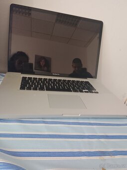 Macbook a malá tv Sencor - 4