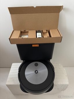 Robotický vysavač iRobot Roomba j7+ černý - 4