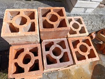 Plotové tvarovky / cihly ozdobné 20x20x11 cm - 4