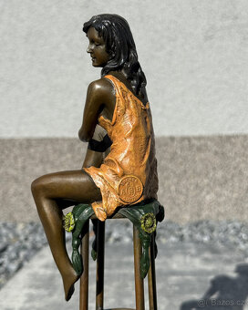 Bronzová socha Dáma na barové židli elegantní barevná soška - 4