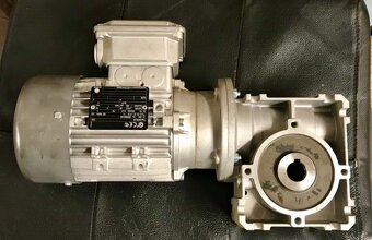 Elektromotor s převodovkou - 4