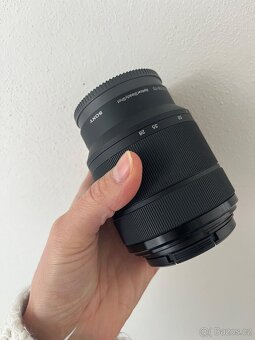 Sony FE 28–70mm f/3.5–5.6 OSS (Optical SteadyShot). - 4