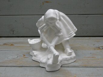 Porcelánová soška -Kopáčka brambor - 4