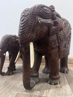 Ručně vyřezávání sloni  - sada ( 20cm + mládě) - 4