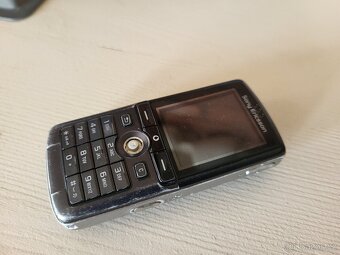 SONY ERICSSON- STARÝ MOBILNÍ TELEFON - 4
