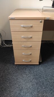 Nabízím 4 kancelářské stoly a 2 šuplíky - 4