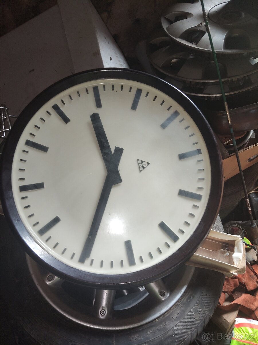 Starší, bakelitové hodiny - 5