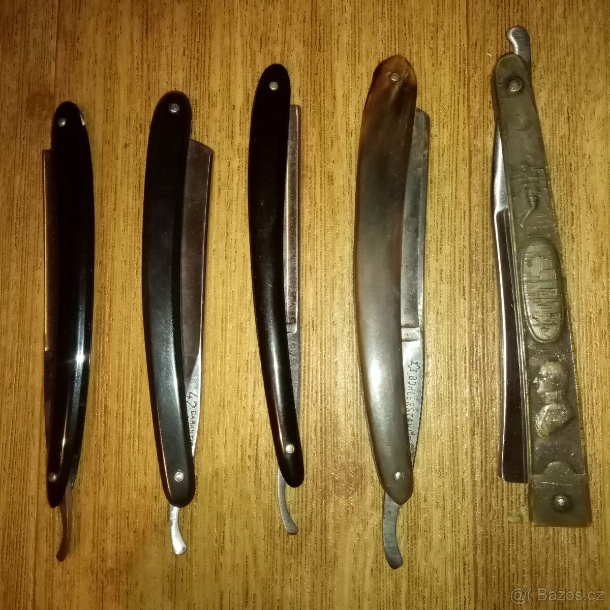 Prodám staré břitvy 5 kusů a nůž na dopisy,německou brusku ž - 5