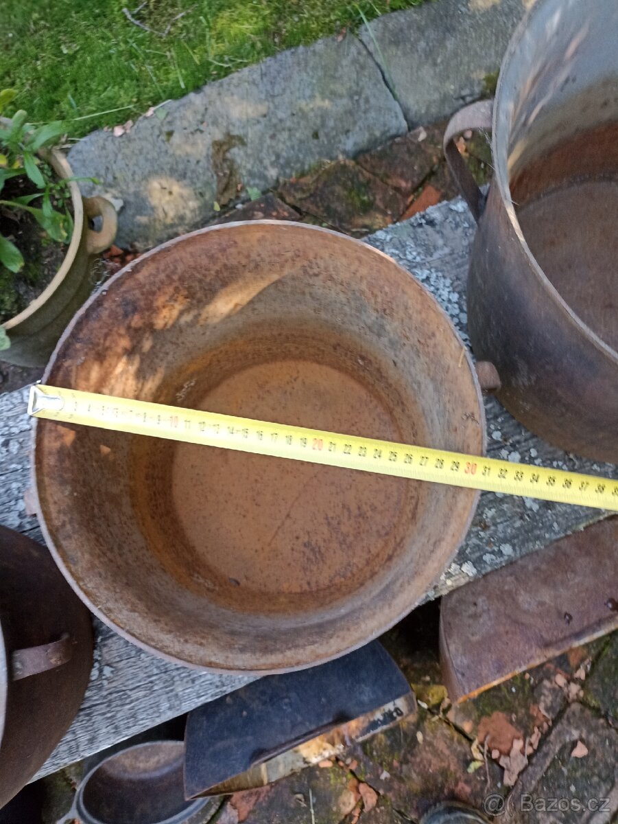 Set starých litinových hrnců "Železňáků" a pekaců "Husáků - 5