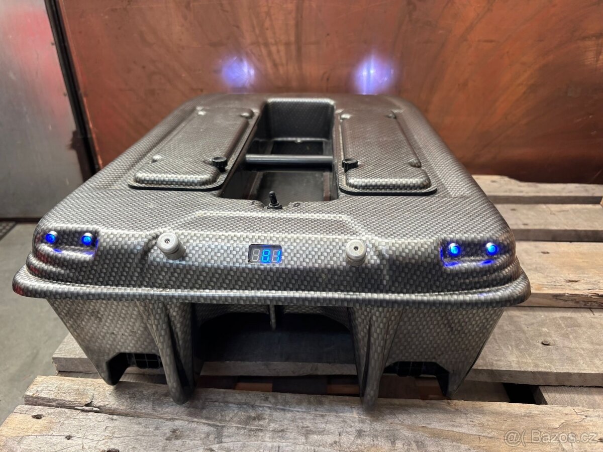 Zavážecí loďka Carp Madness - 5