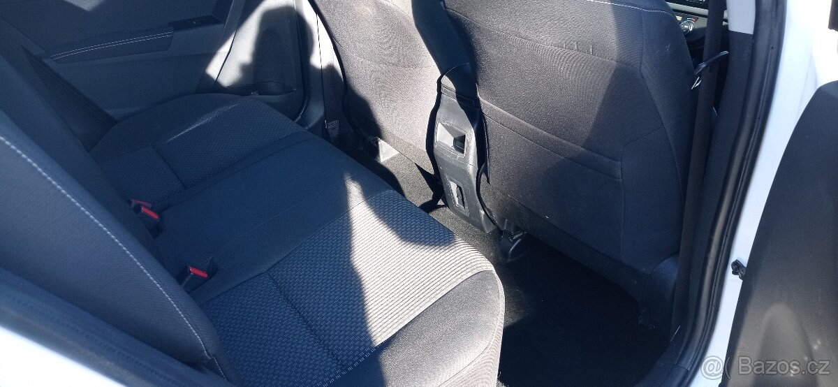 Toyota Corolla sedan - 5