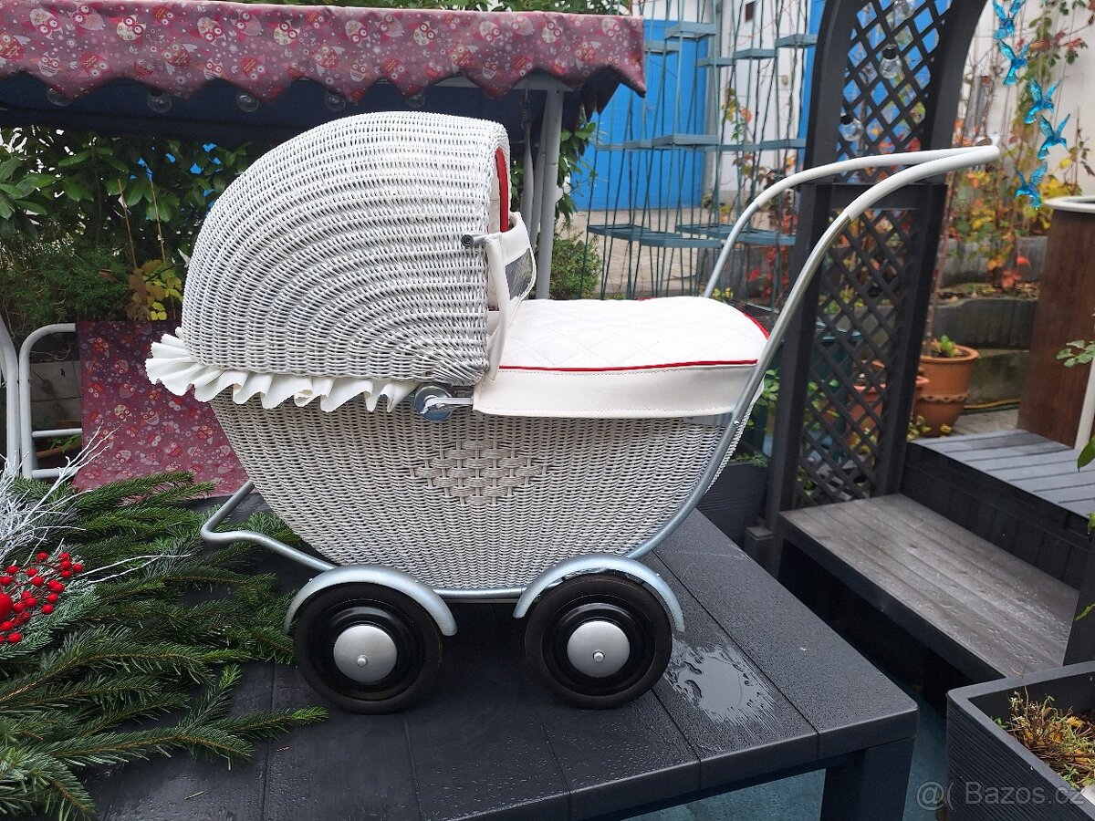 RETRO KOČÁREK PRO PANENKY - 5