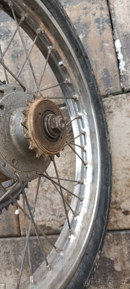 Babetta 210 - zadní kolo pěkné chromy, zánovní pneu - 5
