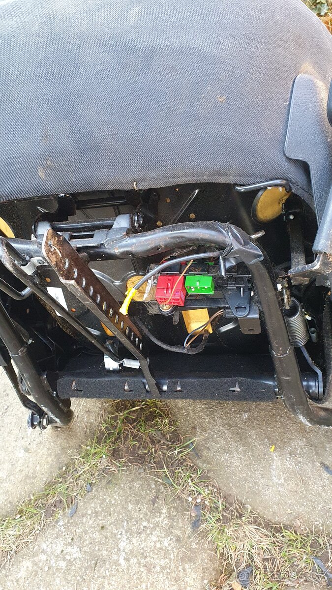 Audi A4B5 limusina sedačky kompletní - 5