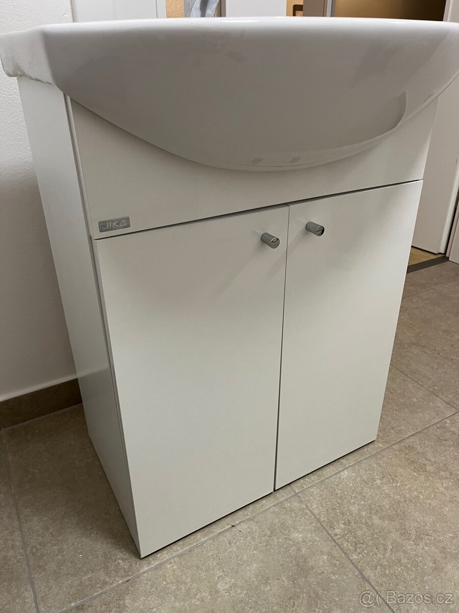 Koupelnová skříňka s baterií - 5