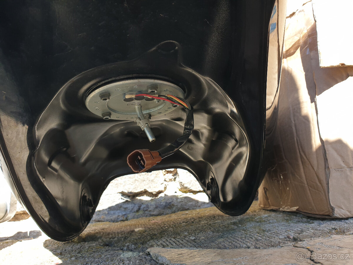 Prodám náhradní díly suzuki M 800 intruder, od r. v. 2005 - 5