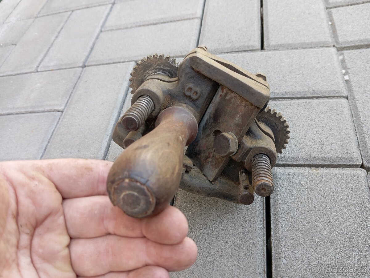 Prodám starou kolářskou frézu a upínák - 5