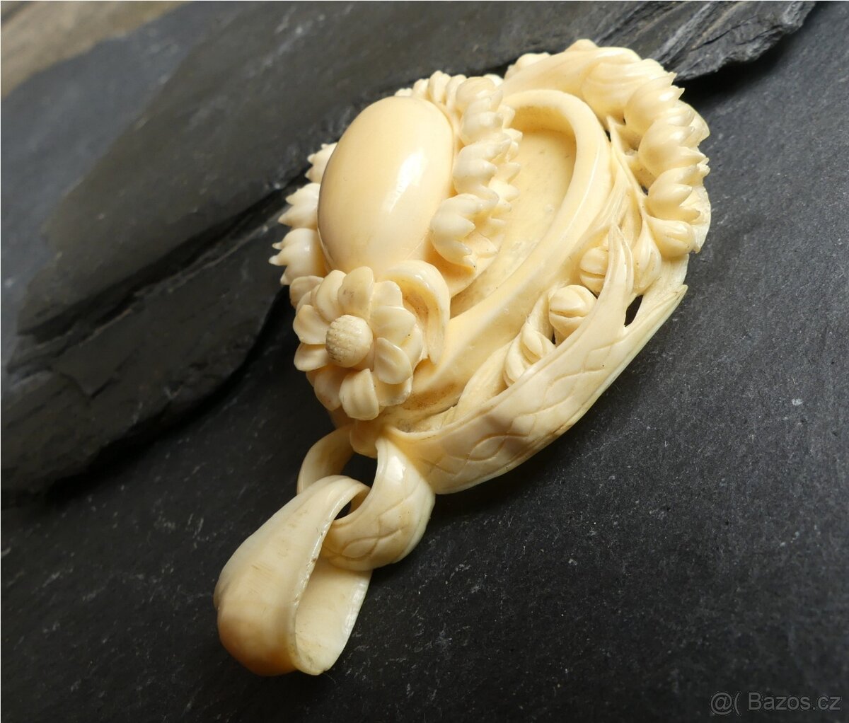 Starožitný kostěný otevírací přívěšek, konvalinky, medailon - 5