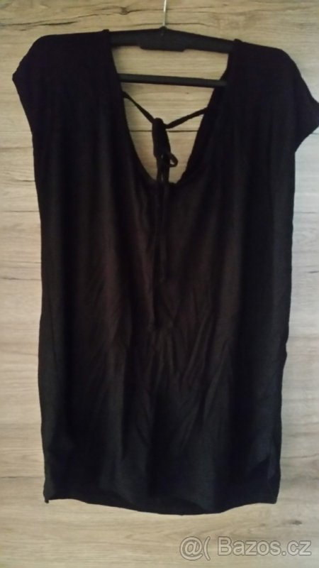 Černé triko s výstřihem na zádech - 5