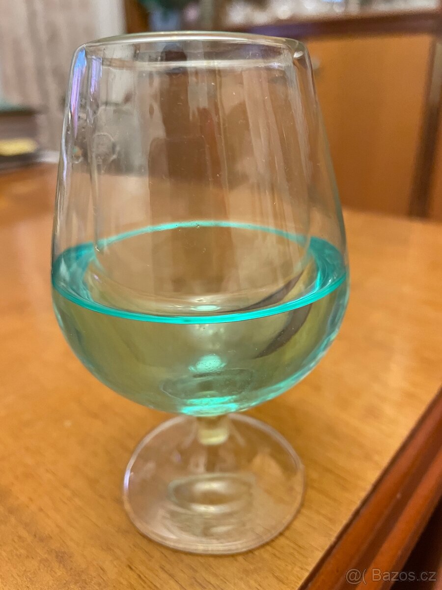 Sklenička se zelenou tekutinou - 5