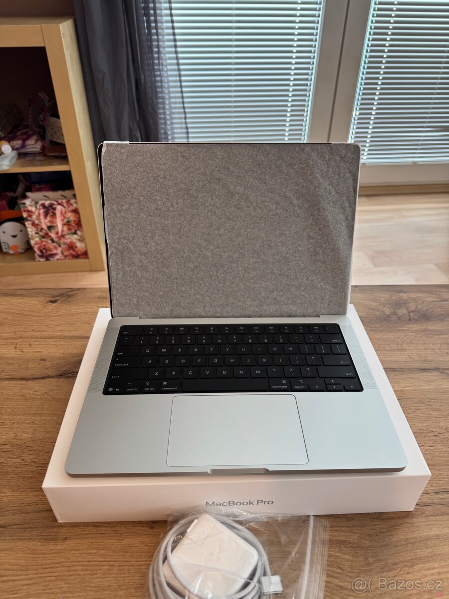 Apple MacBook Pro 14″ M5 — 24 GB / 1 TB SSD - 5